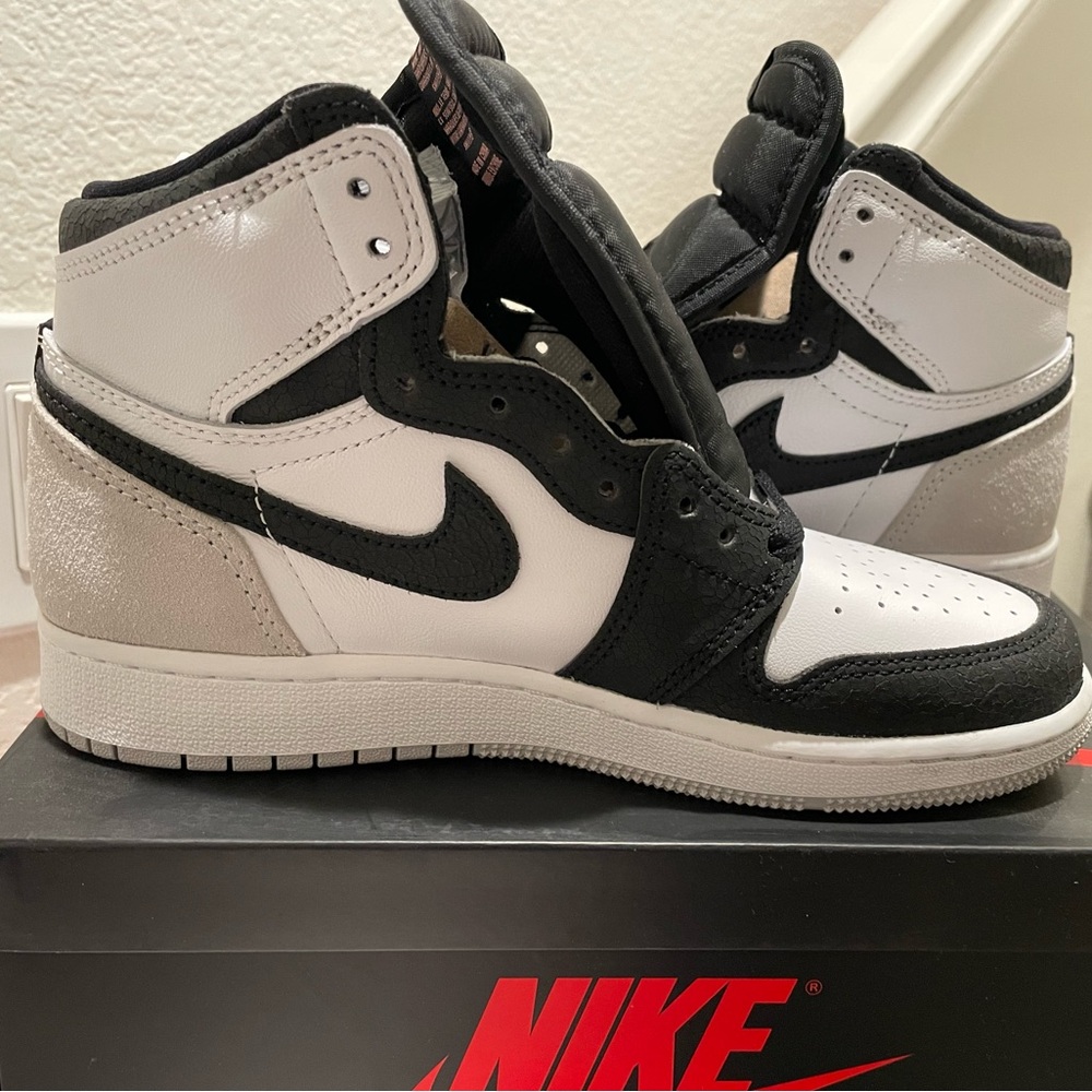 Brand new never worn Air Jordan 1 retro high top size 4Y.